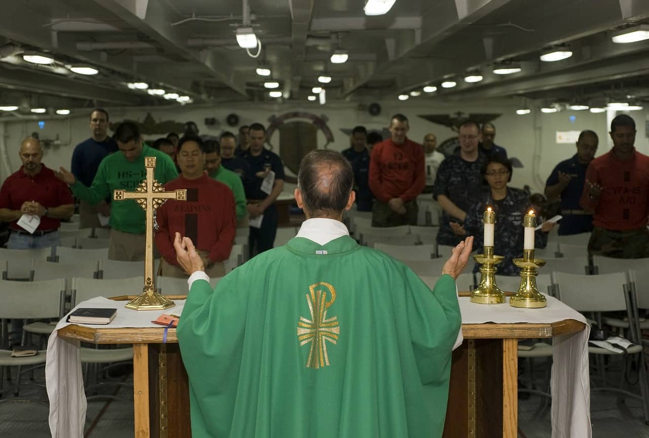 Priester beim Gottesdienst